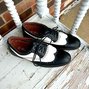 Men’s Ferro Aldo spectators!  Size 7.5